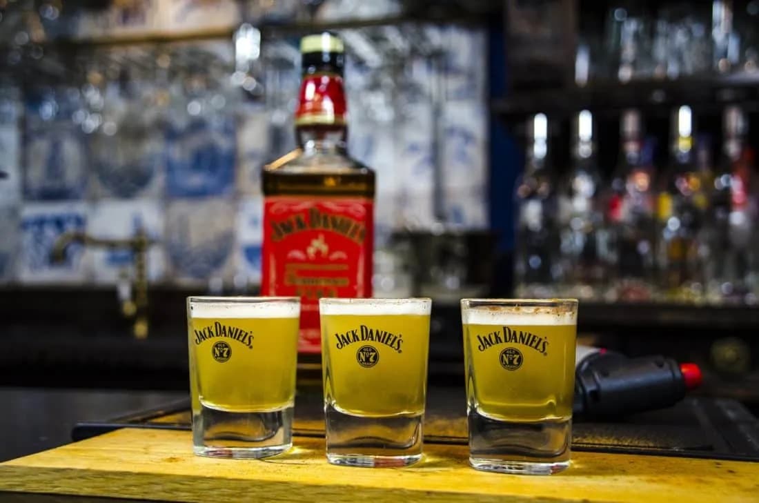 Najlepsze przepisy na drinki z Jack Daniel's cynamonowy, które zaskoczą