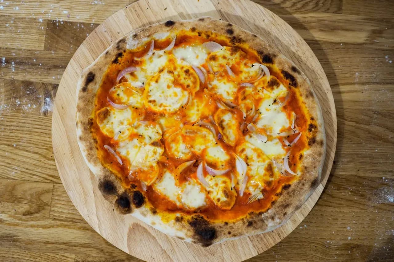 Ile gram ciasta na pizzę 32 cm? Odkryj idealną wagę dla smaku