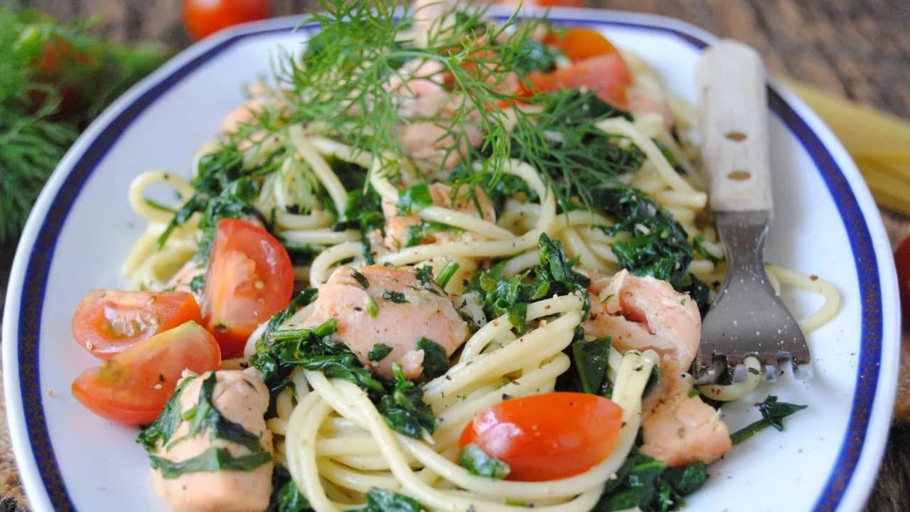 Szybkie spaghetti z łososiem i szpinakiem – proste i pyszne danie