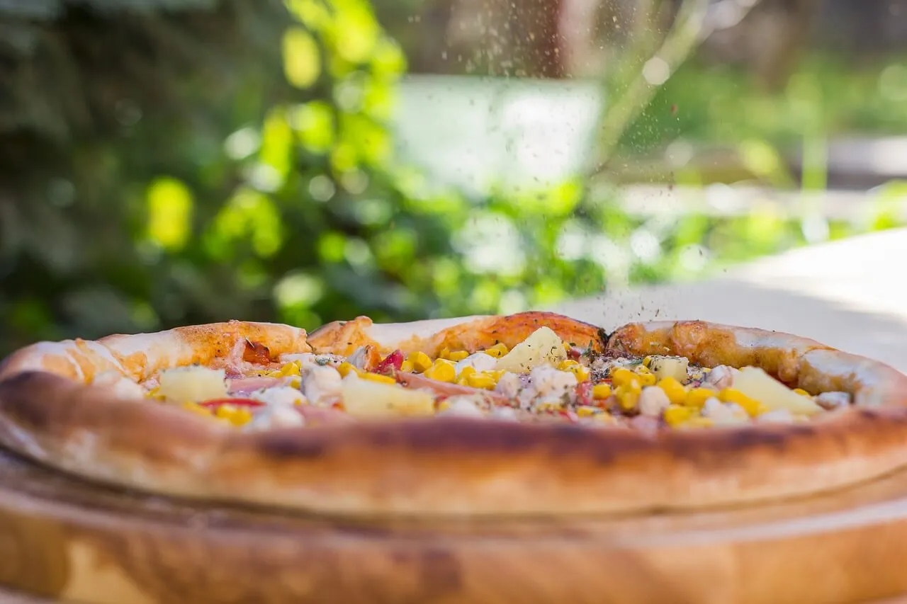 Skąd wywodzi się pizza? Odkryj jej fascynującą historię i tradycje