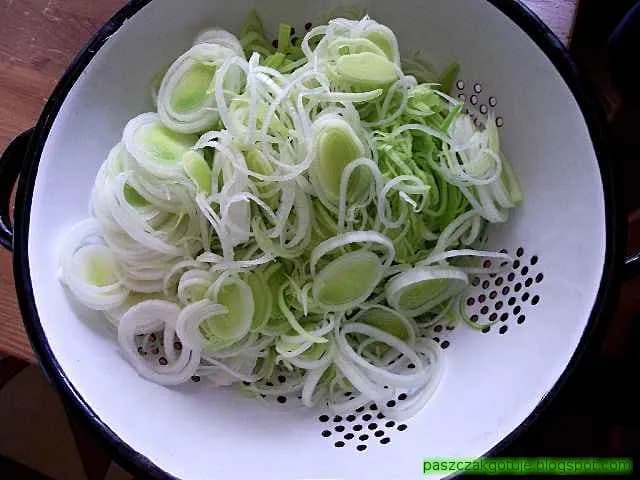 Jak zmiękczyć pora do sałatki, by poprawić jego smak i teksturę