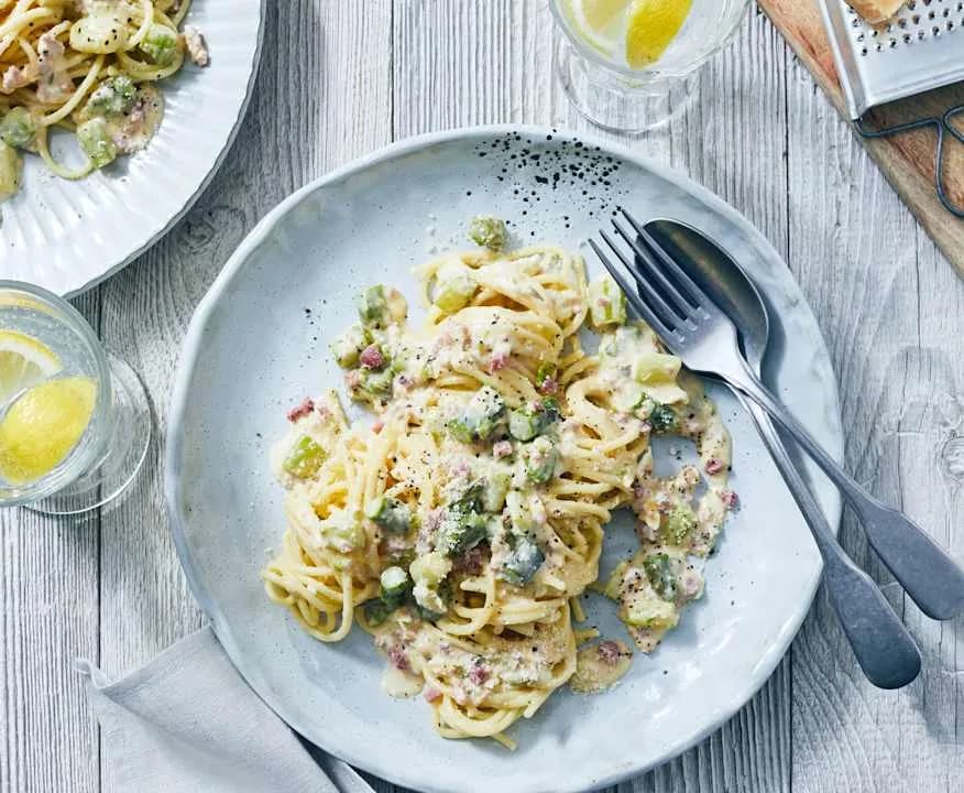 Spaghetti carbonara ze szparagami - wyjątkowy przepis na sezonowe danie