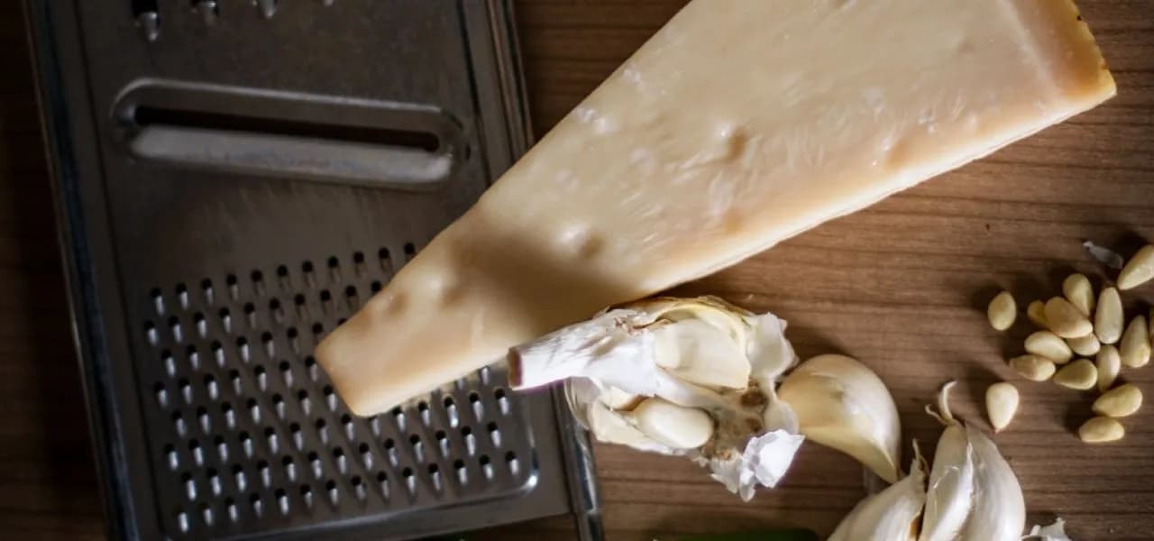 Jak wygląda ser parmezan? Odkryj jego unikalne cechy i wygląd