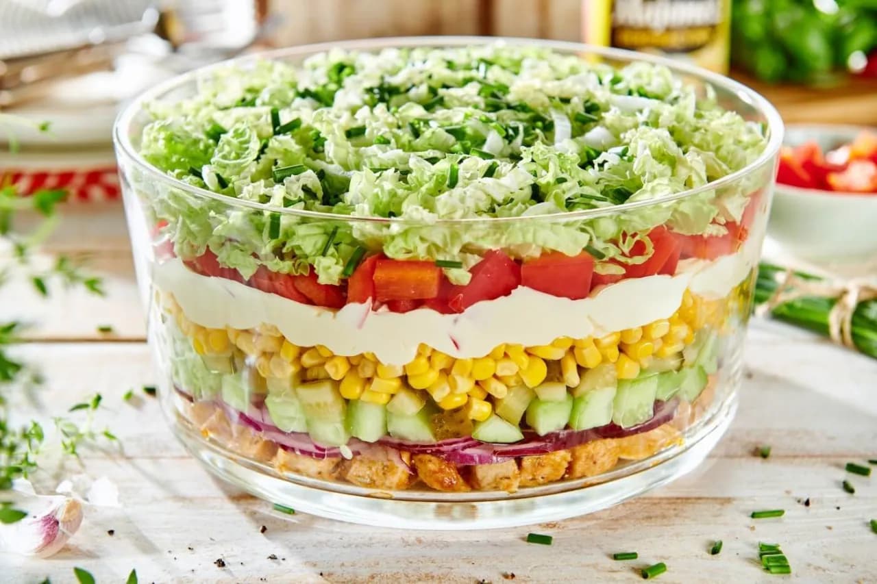 Jak zrobić sałatkę gyros - prosty przepis na pyszne danie na imprezę