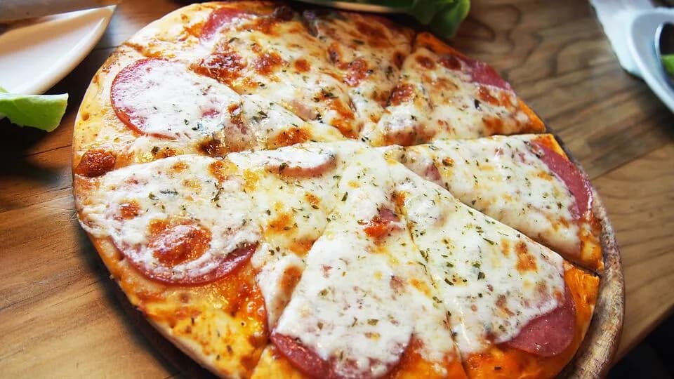 Najlepsza mozzarella do pizzy: jak wybrać idealny ser do wypieku