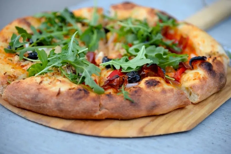 Ile drożdży do pizzy? Odpowiednie proporcje dla idealnego ciasta