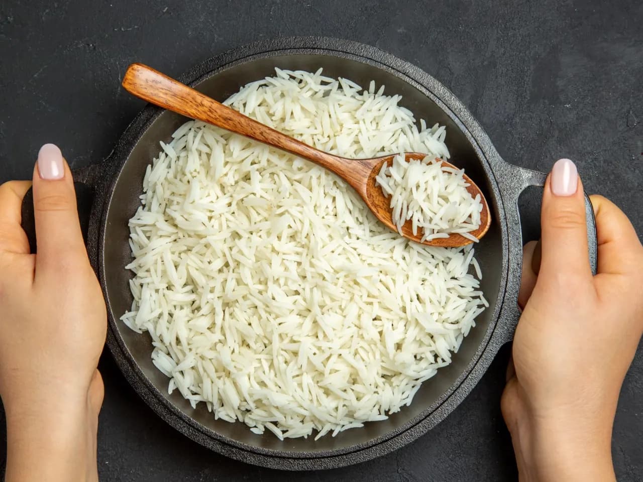 Jaki ryż do sałatki, aby uniknąć kleistości i uzyskać idealną sypkość?