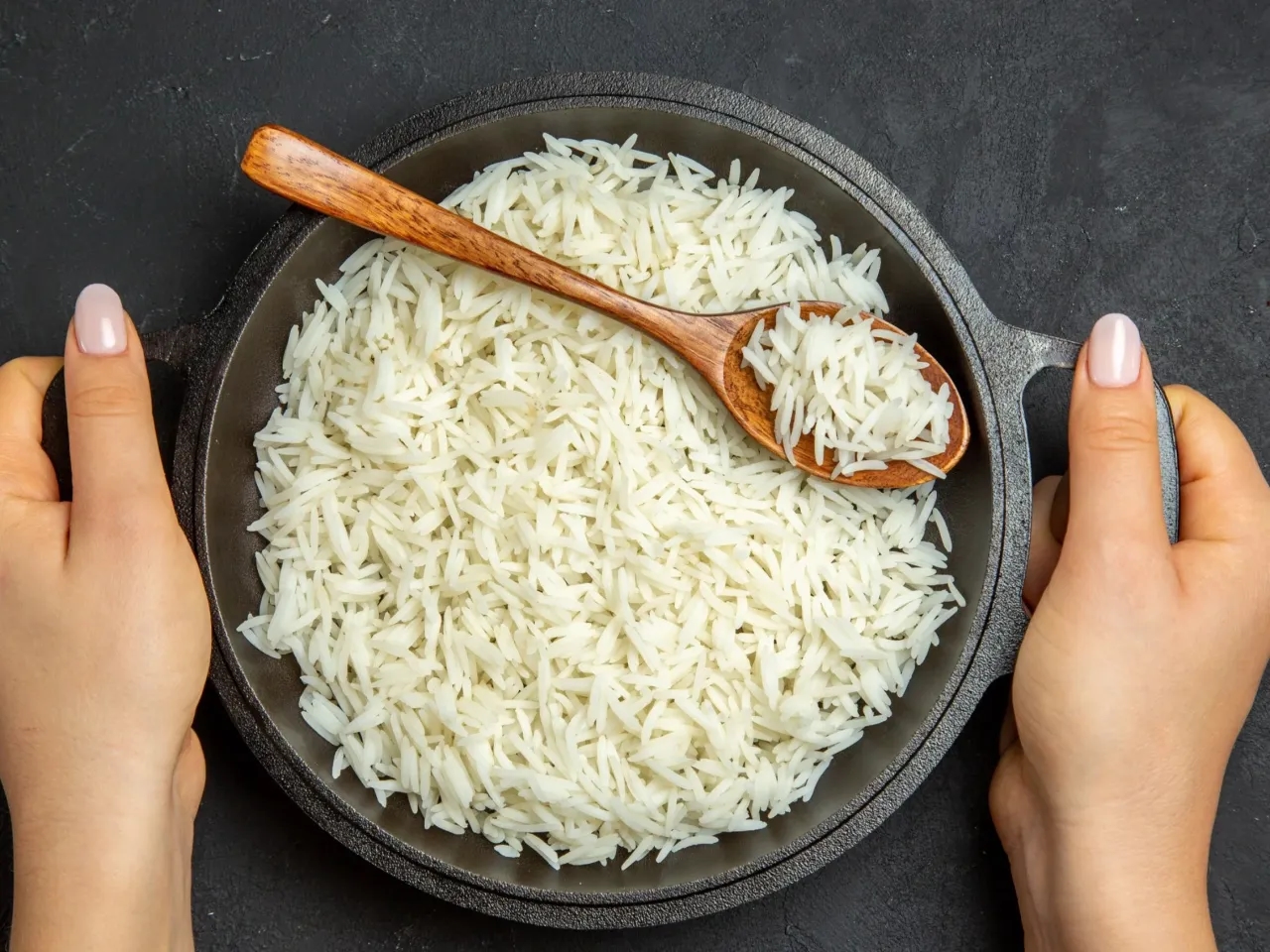 Jaki ryż do sałatki, aby uniknąć kleistości i uzyskać idealną sypkość?