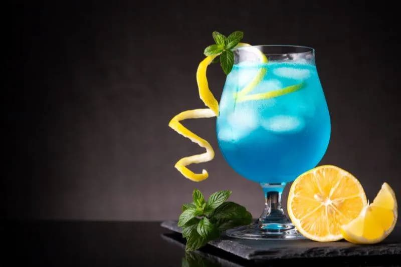 Najlepsze drinki z Blue Curacao i Grenadiną na każdą imprezę