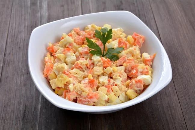 Czy sałatka jarzynowa jest tucząca? Odkryj kaloryczność i zdrowe alternatywy