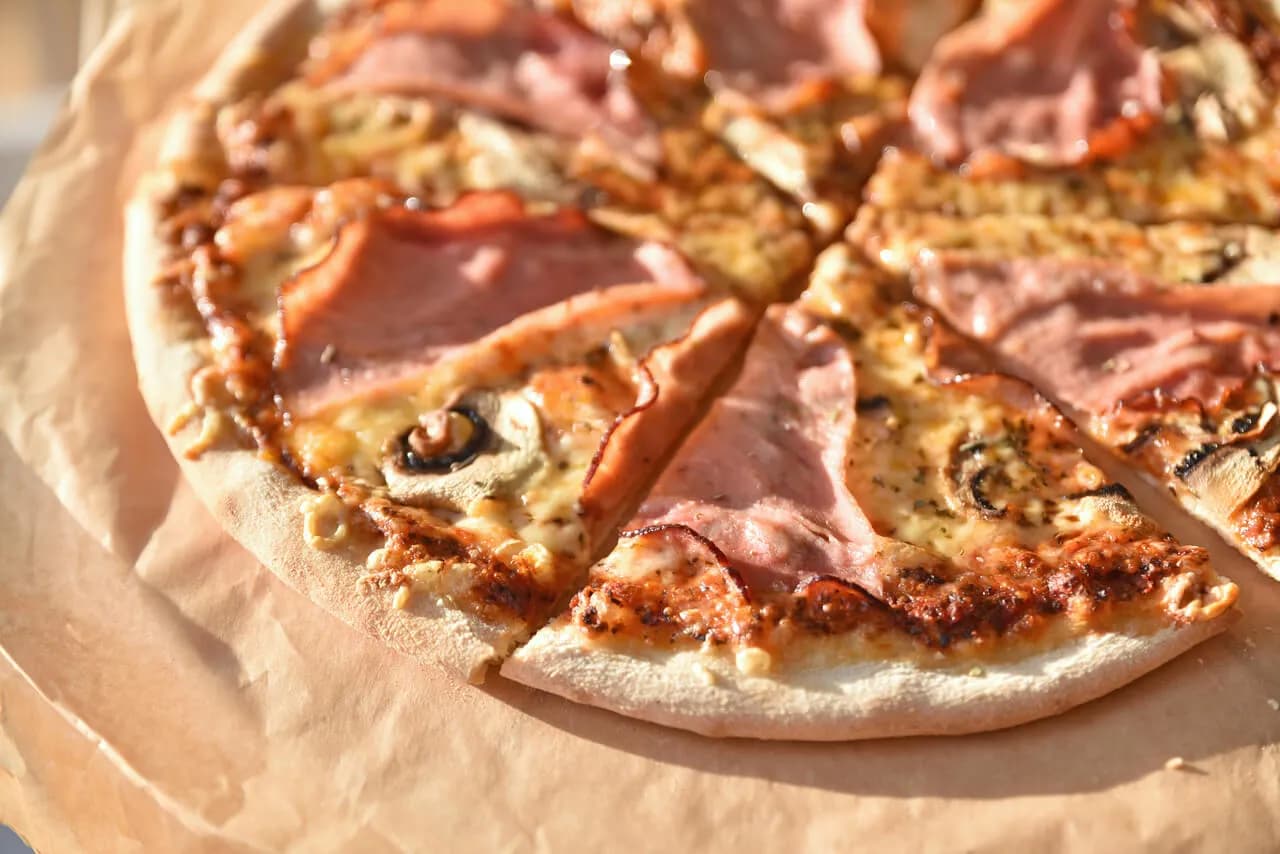 Jak przygotować pieczarki do pizzy, by uniknąć wodnistego smaku