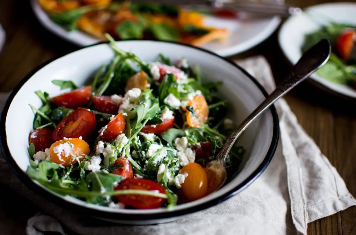 Jaką sałatkę do pizzy wybrać, by zaskoczyć gości smakiem?