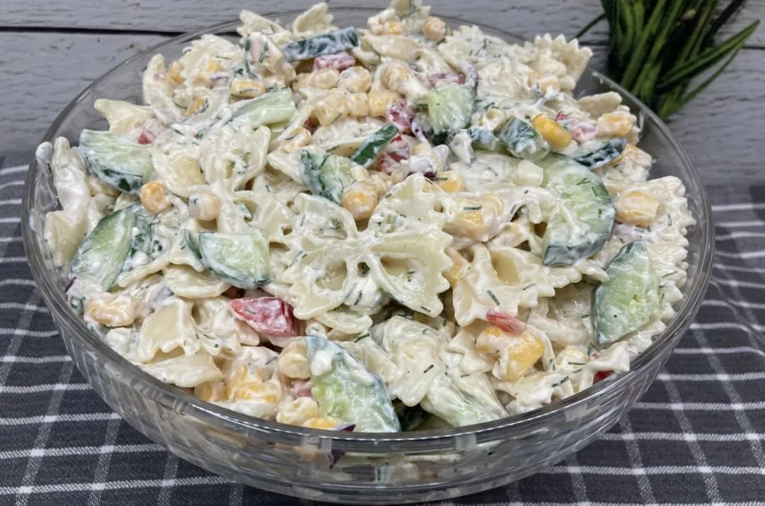 Jak zrobić sałatkę z makaronem - prosty przepis na smaczne danie