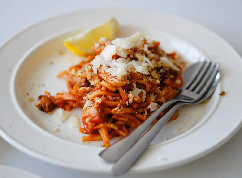 Prosty przepis na spaghetti z sosem pomidorowym, który zachwyca smakiem