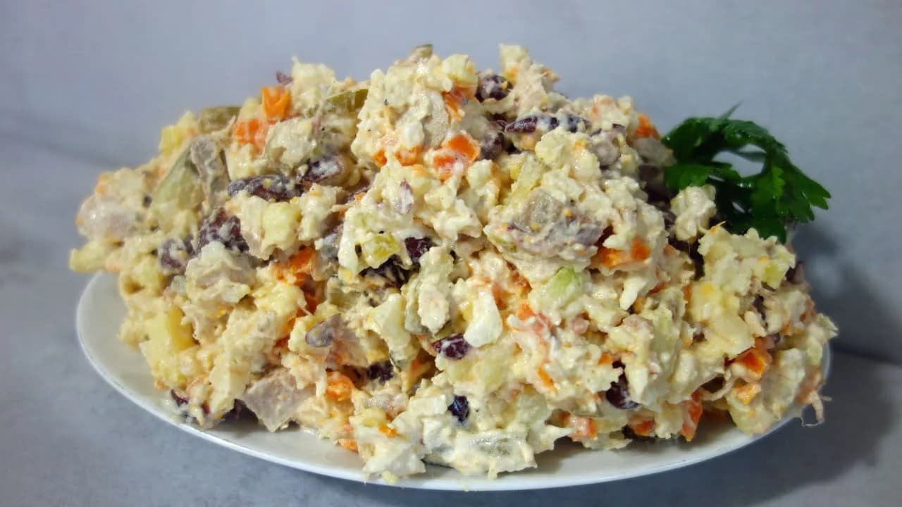 Jakie mięso do sałatki jarzynowej, aby zachwycić smakiem?