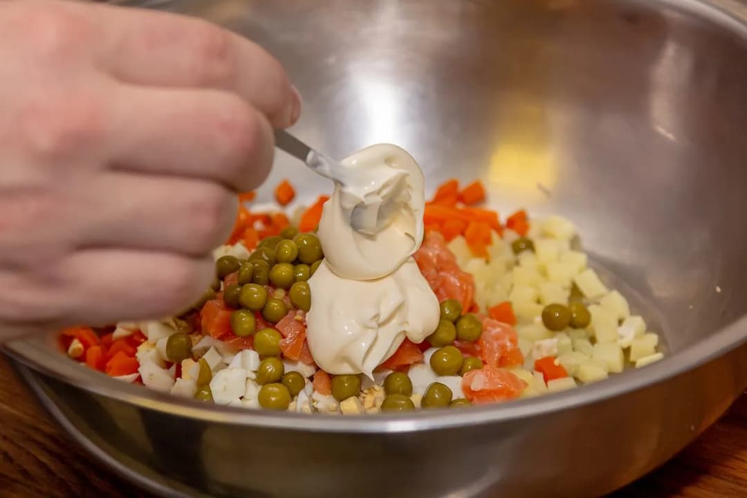 Ile kalorii ma sałatka jarzynowa z majonezem? Zaskakujące wartości!