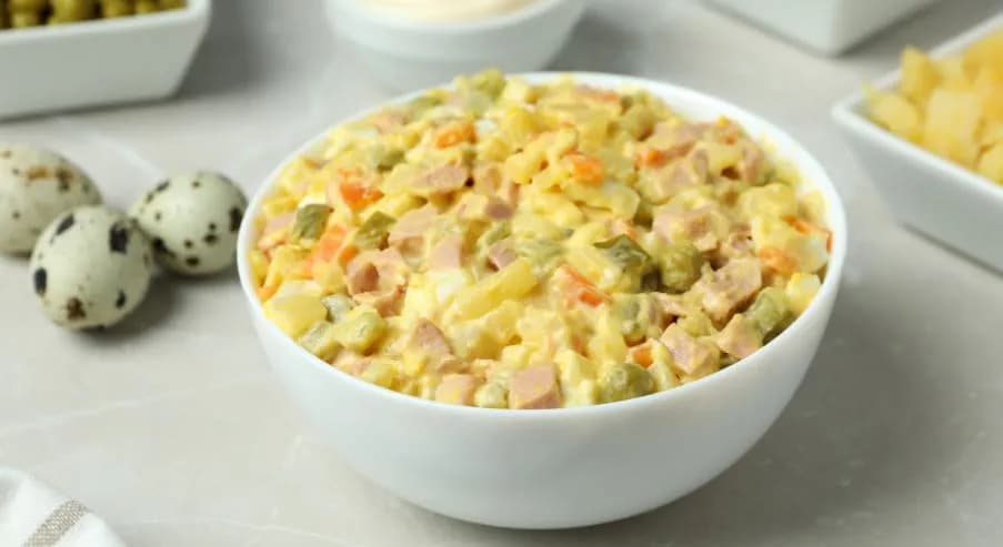 W czym podać sałatkę, aby zachwycić gości i ułatwić serwowanie