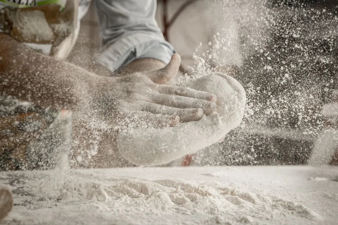 Jaka mąka do pizzy? Wybierz najlepszą mąkę dla idealnego ciasta